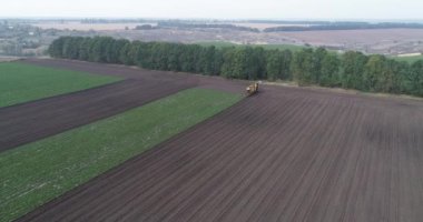 Özel tarım makineleri sahada pancar topluyor. Hava görünümü