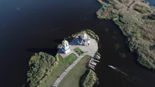 Luchtfoto van de kerk van de Transfiguratie van de Redder op een eiland in het midden van de rivier de Dnjepr, Oekraïne — Stockvideo