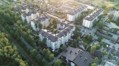 Ormandaki bir yerleşim bölgesinin havadan görüntüsü. 4k video drone görüntüsü