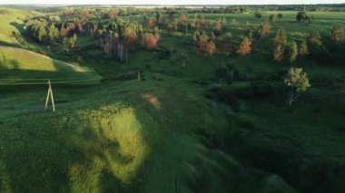 Tepeleri ve yeşil çayırları olan güzel manzaranın havadan görünüşü