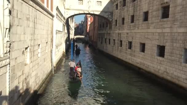 Видеосъемка высокого качества с видом на один из многочисленных каналов в Венеции, Италия — стоковое видео