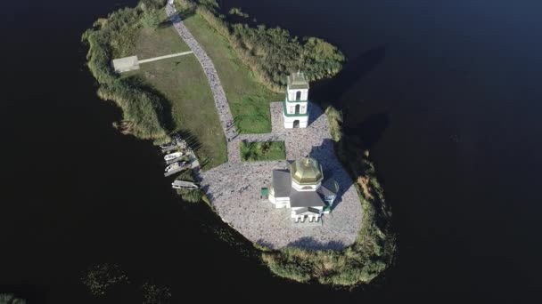 Légi kilátás a templom a Megváltó átalakítása egy szigeten közepén a Dnyeper folyó, Ukrajna — Stock videók