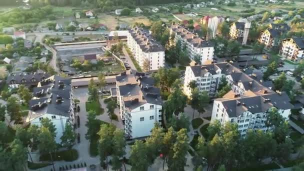 Aerial view of a residential area in the forest. 4k video drone footage — 图库视频影像