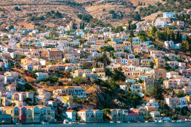Suriye adası, Yunanistan ve Dodekanese 'deki geleneksel renkli evlerin manzarası