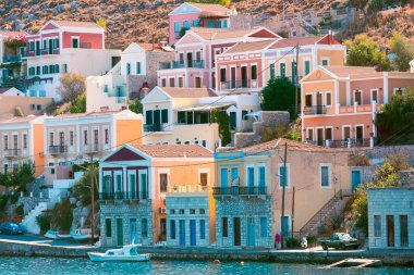 Suriye adası, Yunanistan ve Dodekanese 'deki geleneksel renkli evlerin manzarası