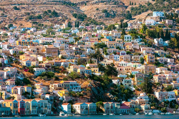 Vista de las casas coloridas tradicionales en la isla de Symi, Grecia, Dodecaneso — Foto de Stock