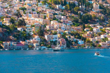 Suriye adası, Yunanistan ve Dodekanese 'deki geleneksel renkli evlerin manzarası