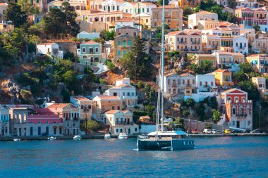 Suriye adası, Yunanistan ve Dodekanese 'deki geleneksel renkli evlerin manzarası