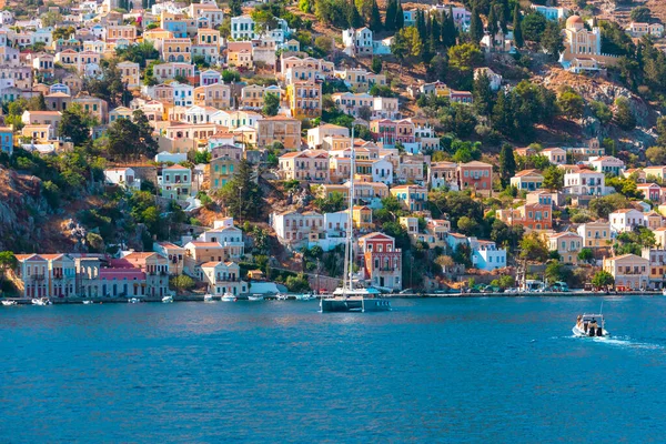 Vista de las casas coloridas tradicionales en la isla de Symi, Grecia, Dodecaneso Imagen De Stock