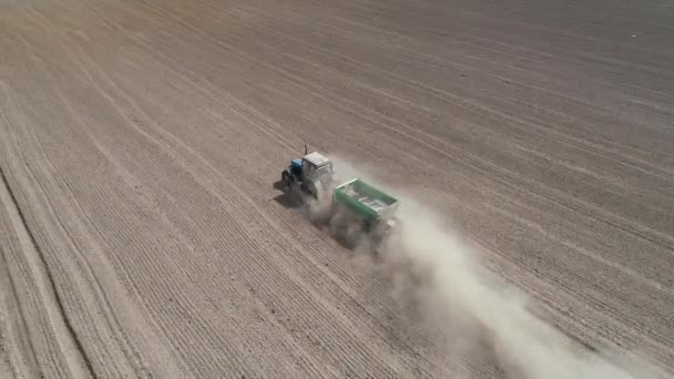 Vista Aérea Video Tractor Con Remolque Fertilizante Fertiliza Campo Después — Vídeos de Stock
