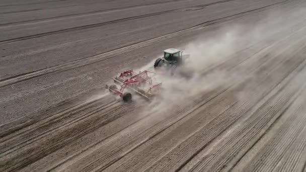 Zemědělský Zelený Velký Traktor Poli Orá Systém Orání Půdy Obdělávaném — Stock video