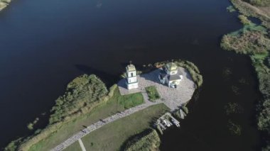 Ukrayna, Kyiv yakınlarındaki Dinyeper Nehri 'nin ortasındaki bir adada Kurtarıcının Dönüşümü Kilisesi' nin hava görüntüsü. 4k video kaydı