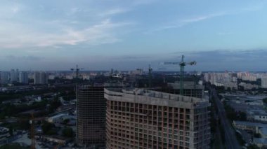 Ukrayna 'nın başkenti Kyiv' de, Dinyeper Nehri yakınlarında inşa edilen yeni bir modern yerleşim tesisinin havadan görüntüsü. 4k video kaydı