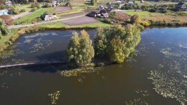 Gölün ortasındaki küçük bir adadaki av kulübesinde 4K video kaydı. Hava görünümü