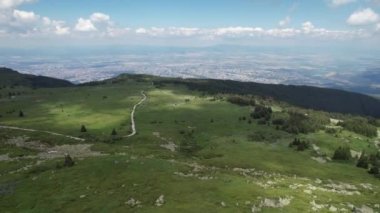 Sofya yakınlarında, Bulgaristan. Vitosha Dağı 'nda hava görüntüsü. 4k video kaydı