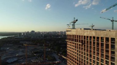 Ukrayna 'nın başkenti Kyiv' de, Dinyeper Nehri yakınlarında inşa edilen yeni bir modern yerleşim tesisinin havadan görüntüsü. 4k video kaydı