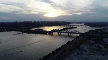 Ukrayna 'nın başkenti Kyiv' de, Dinyeper Nehri yakınlarında inşa edilen yeni bir modern yerleşim tesisinin havadan görüntüsü. 4k video kaydı