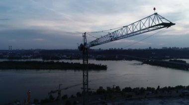 Ukrayna 'nın başkenti Kyiv' de, Dinyeper Nehri yakınlarında inşa edilen yeni bir modern yerleşim tesisinin havadan görüntüsü. 4k video kaydı