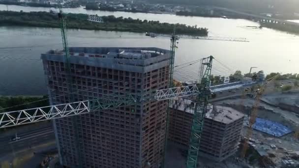 ドニエプル川 キエフ ウクライナの近くの新しい近代的な住宅団地の建設の空中ビュー 4Kビデオ映像 — ストック動画