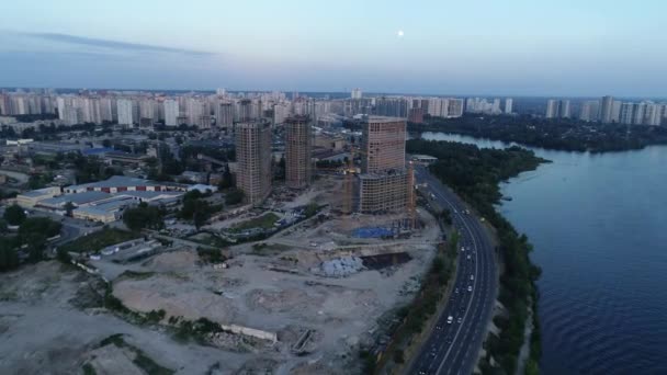 Letecký Pohled Výstavbu Nového Moderního Rezidenčního Komplexu Blízkosti Řeky Dněpru — Stock video