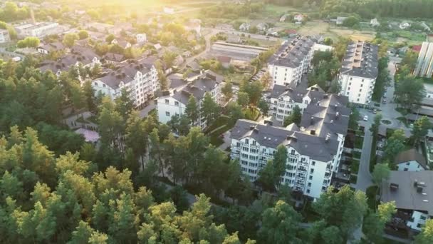 Aerial View Residential Area Forest Sunset Video Drone Footage Modern — Vídeo de Stock