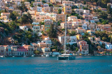 Yunanistan 'ın Suriye adası Dodecanese' deki geleneksel renkli evler denizinden manzara. Rodos adasından Yunanistan adalarına bir gezi