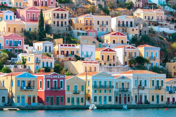 シミ島 ギリシャ ドデカネス島の伝統的なカラフルな家の海からの眺め ロードス島からギリシャ島への遠足 — ストック写真