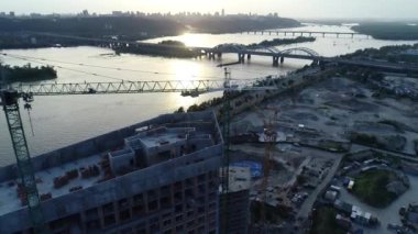 Ukrayna 'nın başkenti Kyiv' de, Dinyeper Nehri yakınlarında inşa edilen yeni bir modern yerleşim tesisinin havadan görüntüsü. 4k video kaydı