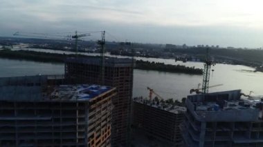 Ukrayna 'nın başkenti Kyiv' de, Dinyeper Nehri yakınlarında inşa edilen yeni bir modern yerleşim tesisinin havadan görüntüsü. 4k video kaydı