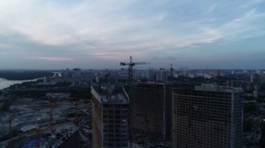 Ukrayna 'nın başkenti Kyiv' de, Dinyeper Nehri yakınlarında inşa edilen yeni bir modern yerleşim tesisinin havadan görüntüsü. 4k video kaydı