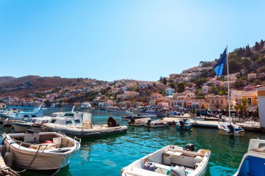 Yunan deniz manzarası Surmi adası limanı, ada tepelerinde evler, Rhodos adasından seyahat turları.