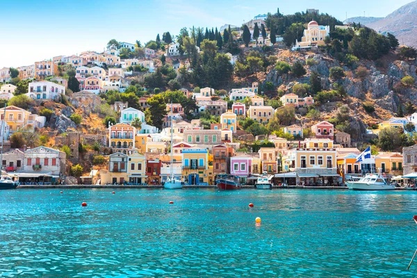 ギリシャ海の景色シミ島の港 島の丘の上の家 ロードス島からの旅行ツアー — ストック写真