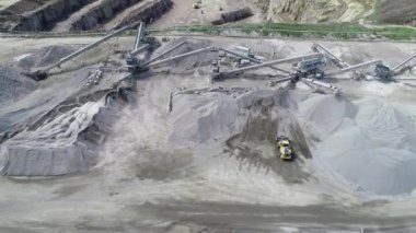 Granit ocağının havadan görünüşü. Ukrayna 'da granit birikintisinin 4K video görüntüsü. Doğal kaynakların çıkarılması. Taş madenciliği