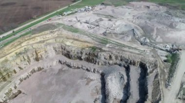 Granit ocağının havadan görünüşü. Ukrayna 'da granit birikintisinin 4K video görüntüsü. Doğal kaynakların çıkarılması. Taş madenciliği