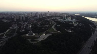 Akşamları, Ukrayna 'daki anıt ve caddelerin aydınlatılmasıyla Anavatan' a 4K kalitesinde gece videoları gönderiliyor. Hava görünümü
