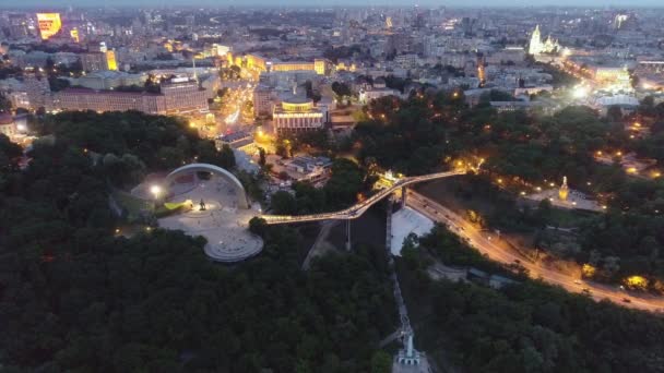 Vista Aérea Del Puente Peatonal Cristal Kiev Que Conecta Dos — Vídeos de Stock