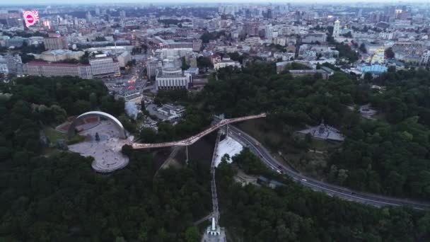 Luftaufnahme Einer Gläsernen Fußgängerbrücke Kiew Die Zwei Parks Volodymyrska Gorka — Stockvideo