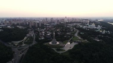 Akşamları, Ukrayna 'daki anıt ve caddelerin aydınlatılmasıyla Anavatan' a 4K kalitesinde gece videoları gönderiliyor. Hava görünümü