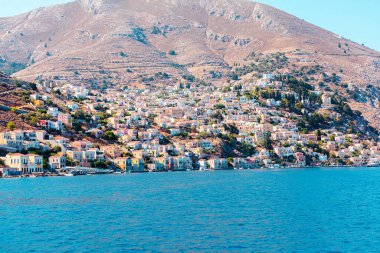 Yunanistan 'ın Suriye adası Dodecanese' deki geleneksel renkli evler denizinden manzara. Rodos adasından Yunanistan adalarına bir gezi