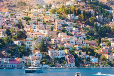 Yunanistan 'ın Suriye adası Dodecanese' deki geleneksel renkli evler denizinden manzara. Rodos adasından Yunanistan adalarına bir gezi