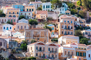 Yunanistan 'ın Suriye adası Dodecanese' deki geleneksel renkli evler denizinden manzara. Rodos adasından Yunanistan adalarına bir gezi