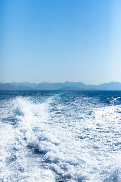 Uitzicht Vanaf Een Hogesnelheidsschip Blauwe Zee Met Een Bergachtige Kust — Stockfoto