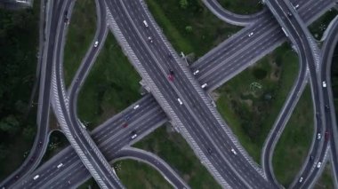 Akşam Kyiv 'deki Paton Köprüsü' nde trafik ışıkları ve arabalar Ukrayna 'nın yol kavşağı boyunca ilerliyor. Hava görüntüsü. video görüntüleri 4k kalite