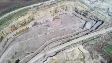 Granit ocağının havadan görünüşü. Ukrayna 'da granit birikintisinin 4K video görüntüsü. Doğal kaynakların çıkarılması. Taş madenciliği