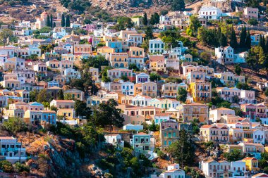 Yunanistan 'ın Suriye adası Dodecanese' deki geleneksel renkli evler denizinden manzara. Rodos adasından Yunanistan adalarına bir gezi