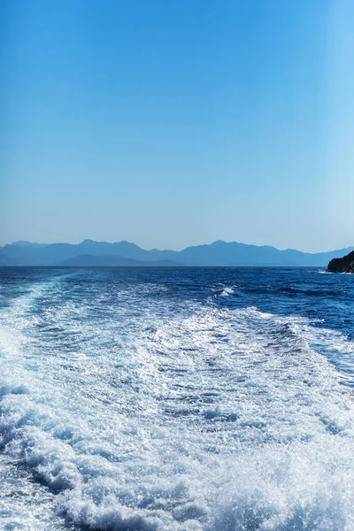 Uitzicht Vanaf Een Hogesnelheidsschip Blauwe Zee Met Een Bergachtige Kust — Stockfoto