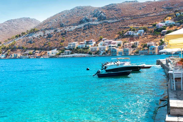 ギリシャ海の景色シミ島の港 島の丘の上の家 ロードス島からの旅行ツアー — ストック写真