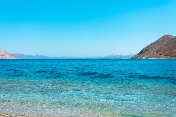 Hermosa Playa Con Mar Con Agua Turquesa Día Soleado Con — Foto de Stock