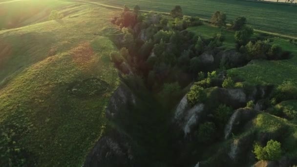 Luchtfoto Kwaliteit Van Een Prachtig Landschap Met Weelderige Groene Heuvels — Stockvideo