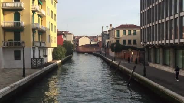 Video Footage Quality Overlooking One Many Canals Which Gondolas Float — Stock Video